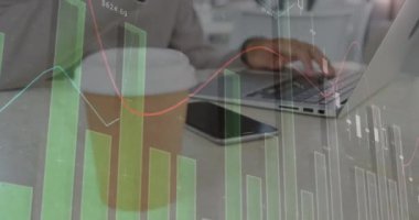 Dizüstü bilgisayar kullanan bir kadının istatistik ve veri işleme animasyonu. küresel iş, dijital arayüz ve teknoloji konsepti dijital olarak oluşturulmuş video.