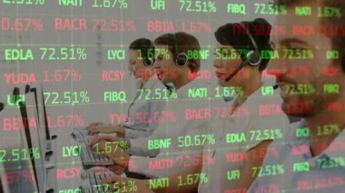 Telefon kulaklığı takan iş adamlarıyla ilgili istatistik ve veri işleme animasyonları. iş, bağlantı, teknoloji ve dijital arayüz konsepti dijital olarak oluşturulmuş video.