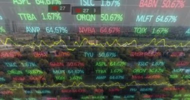 Şehir manzarası üzerinde sosyal medya simgeleri ve finansal veri işleme animasyonları. 