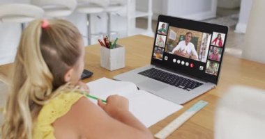 Evde online ders için dizüstü bilgisayar kullanan liseli kız, ekranda çeşitli öğretmenler ve sınıflar var. küresel iletişim teknolojisi ve çevrimiçi ilköğretim konsepti, dijital kompozit video.