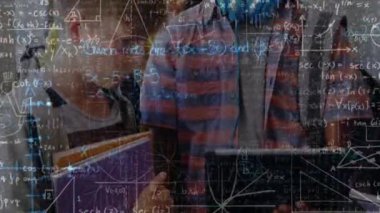 Matematiksel hesaplamaların animasyonu farklı öğrencilerin üzerinde tablet kullanarak hareket etmesidir. küresel iletişim ağı, yaşam tarzı ve dijital arayüz konsepti dijital olarak oluşturulmuş video.