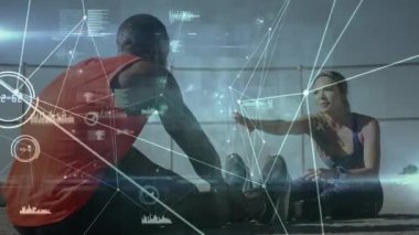 Dışarıda egzersiz yapan kadın ve erkek arasındaki bağlantı ağının animasyonu. global spor, fitness, veri işleme ve dijital arayüz kavramı dijital olarak oluşturulmuş video.