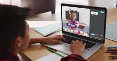 Liseli çocuk evde online ders için dizüstü bilgisayar kullanıyor, liseli kızla ve ekranda web sohbeti yapıyor. küresel iletişim teknolojisi ve çevrimiçi ilköğretim konsepti, dijital kompozit video.