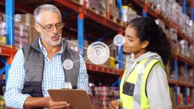 Depoda çalışan kadın ve erkek arasındaki bağlantı ağının animasyonu. küresel gönderim, bağlantılar ve dijital arayüz konsepti dijital olarak oluşturulmuş video.