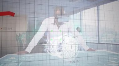 Kırmızı çizgilerin işleme ve araba motorunun animasyonu vr kulaklık kullanarak işadamının üzerine çizim yapıyor. 