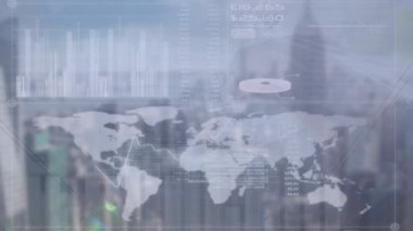 Dünya haritası ve şehir haritası üzerindeki veri işleme istatistiklerinin animasyonu. küresel iş, veri işleme ve dijital arayüz kavramı dijital olarak oluşturulmuş video.