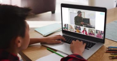 Evde online ders için dizüstü bilgisayar kullanan çocuğun kompozitifi, ekranda çeşitli öğretmenler ve sınıflar var. küresel iletişim teknolojisi ve çevrimiçi ilköğretim konsepti, dijital olarak oluşturulmuş video.