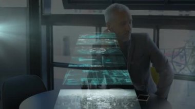 Ofisteki iş adamının ekranlarındaki finansal veri işleme animasyonu. küresel iş, dijital arayüz ve teknoloji konsepti dijital olarak oluşturulmuş video.