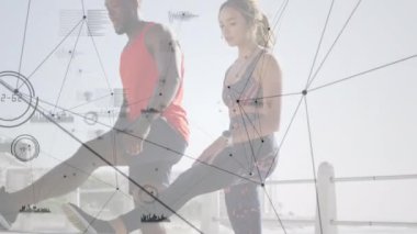 Dışarıda egzersiz yapan kadın ve erkek arasındaki bağlantı ağının animasyonu. global spor, fitness, veri işleme ve dijital arayüz kavramı dijital olarak oluşturulmuş video.
