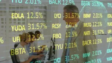 Telefon kulaklığı takan iş kadınının istatistik ve veri işleme animasyonu. iş, bağlantı, teknoloji ve dijital arayüz konsepti dijital olarak oluşturulmuş video