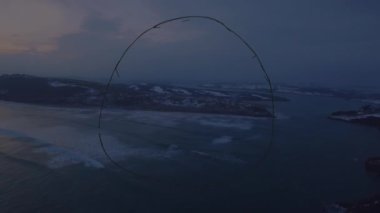 Deniz manzarası üzerinde dönen dünyanın animasyonu. küresel iş, bağlantılar ve veri işleme kavramı dijital olarak oluşturulmuş video.