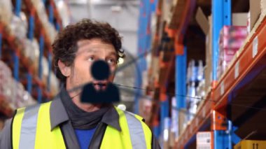 Depoda çalışan adam üzerindeki bağlantı ağının animasyonu. küresel gönderim, bağlantılar ve dijital arayüz konsepti dijital olarak oluşturulmuş video.