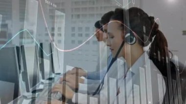 Telefon kulaklığı takan iş adamlarıyla ilgili istatistik ve veri işleme animasyonları. iş, bağlantı, teknoloji ve dijital arayüz konsepti dijital olarak oluşturulmuş video.