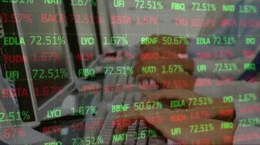 Telefon kulaklığı takan iş adamlarıyla ilgili istatistik ve veri işleme animasyonları. iş, bağlantı, teknoloji ve dijital arayüz konsepti dijital olarak oluşturulmuş video.