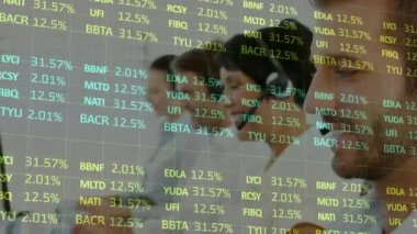 Kulaklık takan iş adamlarının finansal veri işleme animasyonu. küresel iletişim, iş dünyası, bağlantılar, dijital arayüz ve teknoloji konsepti dijital olarak oluşturulmuş video.