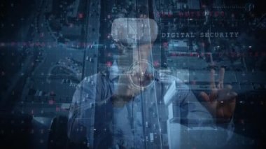 VR kulaklık takan iş adamının finansal veri işleme animasyonu. küresel iletişim, iş dünyası, bağlantılar, dijital arayüz ve teknoloji konsepti dijital olarak oluşturulmuş video.