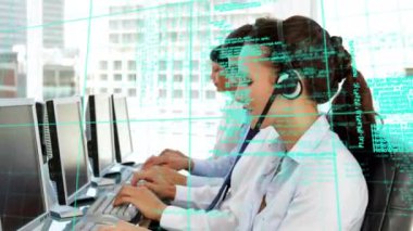 Telefon kulaklığı takan insanların finansal veri işleme animasyonları. küresel iş, dijital arayüz ve teknoloji konsepti dijital olarak oluşturulmuş video.