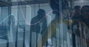 İş adamları üzerinde finansal veri işleme animasyonu. küresel iş, bağlantılar ve veri işleme kavramı dijital olarak oluşturulmuş video.