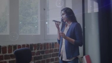 Ofisteki kadın üzerindeki bağlantı ağının animasyonu. küresel iş, dijital arayüz ve teknoloji konsepti dijital olarak oluşturulmuş video.