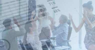 İş adamları üzerinde finansal veri işleme animasyonu. küresel iş, bağlantılar ve veri işleme kavramı dijital olarak oluşturulmuş video.