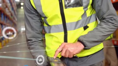 Depoda barkod okuyucu kullanan gülümseyen adam üzerine medya ve insan ağlarının animasyonu. küresel iletişim, dağıtım ve dijital ağ konsepti dijital olarak oluşturulmuş video.