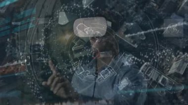 VR kulaklık takan iş adamının finansal veri işleme animasyonu. küresel iletişim, iş dünyası, bağlantılar, dijital arayüz ve teknoloji konsepti dijital olarak oluşturulmuş video.