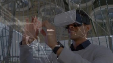 VR kulaklık takan iş adamlarıyla ilgili bağlantılar ve istatistiklerin animasyonu. küresel iletişim, iş dünyası, güvenlik, dijital arayüz ve teknoloji konsepti dijital olarak oluşturulmuş video.