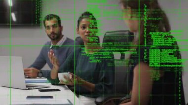 Ofisteki iş adamları üzerinde finansal veri işleme animasyonu. küresel iş, dijital arayüz ve teknoloji konsepti dijital olarak oluşturulmuş video.