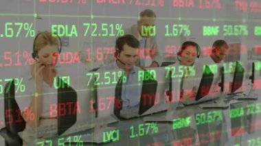 Telefon kulaklığı takan iş adamlarıyla ilgili istatistik ve veri işleme animasyonları. iş, bağlantı, teknoloji ve dijital arayüz konsepti dijital olarak oluşturulmuş video.