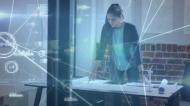 İş kadını üzerindeki bağlantı ağının animasyonu. küresel bağlantılar, iş ve teknoloji konsepti dijital olarak oluşturulmuş video.
