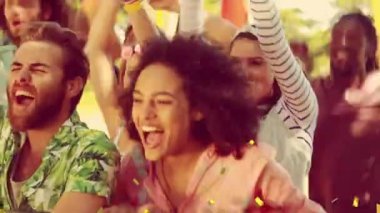 Müzik konserinde eğlenen kalabalığın üzerine düşen altın konfetilerin animasyonu. yaz, tatil, kutlama, müzik ve parti konsepti dijital olarak oluşturulmuş video.