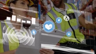 Forklift 'te çalışan kadın ve erkek arasındaki bağlantıların animasyonu. küresel gönderim, bağlantılar ve veri işleme konsepti dijital olarak oluşturulmuş video.