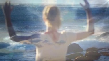 Doğada mavi gökyüzüne karşı dinlenen kollarını açmış kadının üzerinde parlayan ışığın animasyonu. Doğa, tatil ve yaz konsepti dijital olarak üretilen video.