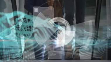 Yürüyen iş adamları üzerinde finansal veri işleme animasyonu. küresel finansman, iş dünyası, dijital arayüz ve teknoloji konsepti dijital olarak oluşturulmuş video.