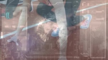 Spor pistinde koşan kadınların dijital arayüzde veri işleme animasyonları. spor, rekabet, küresel ağ ve dijital arayüz konsepti, dijital olarak oluşturulmuş video.
