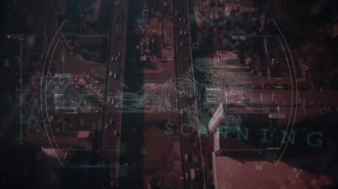 Şehir manzarası üzerindeki veri işleme ve güvenlik simgelerinin canlandırılması. küresel iletişim, iş dünyası, güvenlik, dijital arayüz ve teknoloji konsepti dijital olarak oluşturulmuş video.