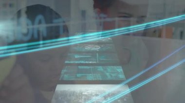 İş adamları üzerinde finansal veri işleme animasyonu. küresel finansman, iş dünyası, dijital arayüz ve teknoloji konsepti dijital olarak oluşturulmuş video.