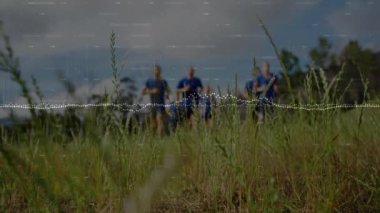 Koşan bir grup kadın ve erkek üzerinde veri işleme animasyonu. spor ve yarışma konsepti dijital olarak oluşturulmuş video.