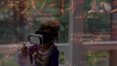 VR kulaklık takan bir kız için matematik denklemlerinin animasyonu. küresel eğitim, dijital arayüz ve teknoloji konsepti dijital olarak oluşturulmuş video.