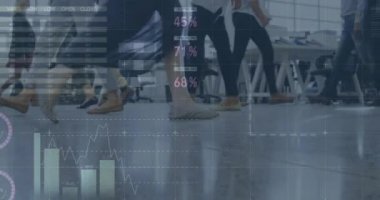 İş adamları üzerinde finansal veri işleme animasyonu. küresel iş, bağlantılar ve veri işleme kavramı dijital olarak oluşturulmuş video.