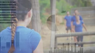 Engel parkurundaki bir grup kadın ve erkeğin veri işleme çalışmalarının animasyonu. spor ve yarışma konsepti dijital olarak oluşturulmuş video.