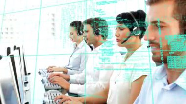 Telefon kulaklığı takan insanların finansal veri işleme animasyonları. küresel iş, dijital arayüz ve teknoloji konsepti dijital olarak oluşturulmuş video.