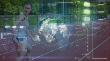 Spor pistinde koşan kadınlar üzerinde dijital arayüzde veri işleme animasyonu. spor, rekabet, küresel ağ ve dijital arayüz konsepti, dijital olarak oluşturulmuş video.