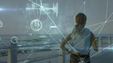 Bağlantılar ağının animasyonu ve koşan kadın hakkında veri işleme. global spor, fitness, sağlıklı yaşam tarzı ve dijital olarak üretilen veri işleme konsepti.