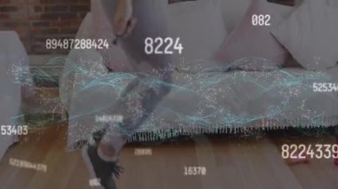 Veri işleme sistemli dünya haritası ve ağının animasyonu, ev atlamada egzersiz yapan kadın üzerinde. küresel iletişim, yaşam tarzı ve dijital ağ arayüzü kavramı, dijital olarak oluşturulmuş video.