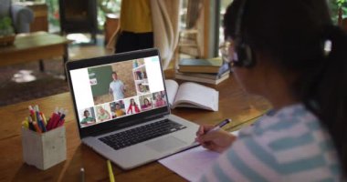Evde online ders için dizüstü bilgisayar kullanan liseli kız, ekranda çeşitli öğretmenler ve sınıflar var. küresel iletişim teknolojisi ve çevrimiçi ilköğretim konsepti, dijital kompozit video.