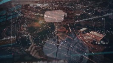 VR kulaklık takan iş adamının finansal veri işleme animasyonu. küresel iletişim, iş dünyası, bağlantılar, dijital arayüz ve teknoloji konsepti dijital olarak oluşturulmuş video.