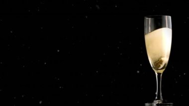 Şampanya kadehinin üzerine düşen beyaz lekelerin animasyonu. Yeni yıl partisi ve kutlama konsepti dijital olarak oluşturulmuş video.