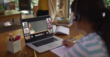 Evde online ders için dizüstü bilgisayar kullanan liseli kız, ekranda çeşitli öğretmenler ve sınıflar var. küresel iletişim teknolojisi ve çevrimiçi ilköğretim konsepti, dijital kompozit video.