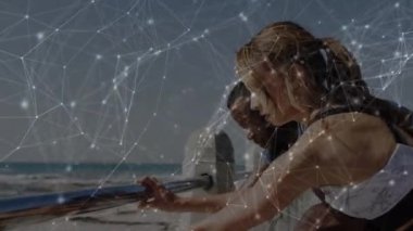 Dışarıda egzersiz yapan kadın ve erkek arasındaki bağlantı ağının animasyonu. global spor, fitness, veri işleme ve dijital arayüz kavramı dijital olarak oluşturulmuş video.